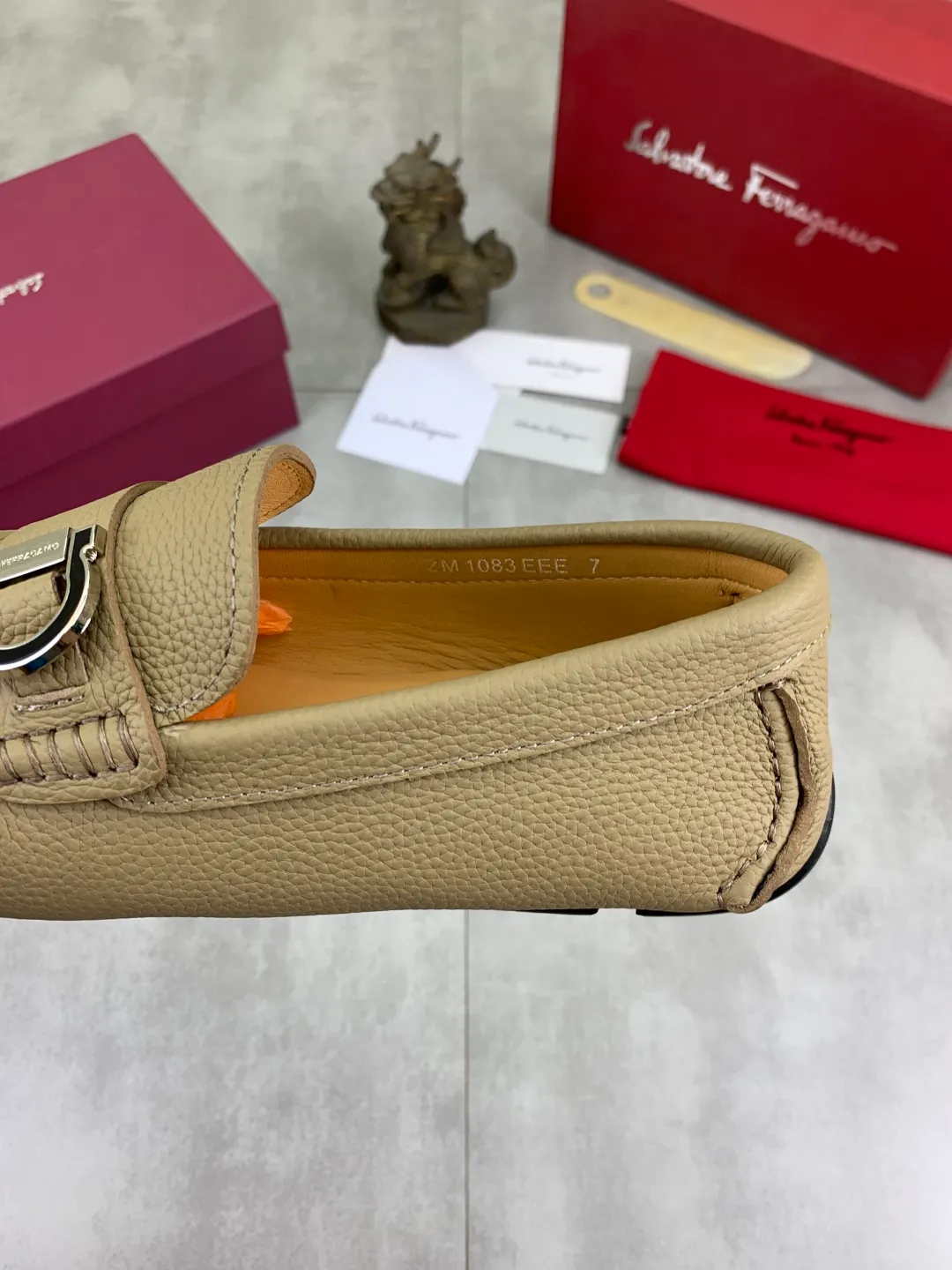 Men's shoes 💰P542 New model, high quality [Ferragamo/Ferragamo] Latest lazy slip-on shoes Original imported calfskin, imported cowhide lining + original luxury metal buckle + original combination outsole Comparison without pressure Code number: 38-45